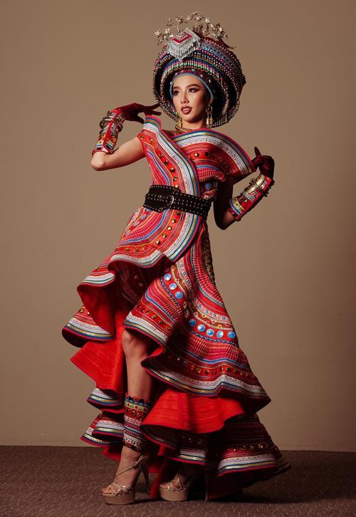 ại đây, Hoa hậu Thuỳ Tiên có cơ hội mặc 3 bộ trang phục truyền thống của Thái Lan, trong đó có một bộ trang phục cách điệu vô cùng ấn tượng.