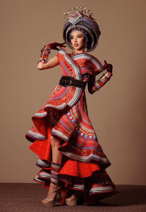 Tại đây, Hoa hậu Thuỳ Tiên có cơ hội mặc 3 bộ trang phục truyền thống của Thái Lan, trong đó có một bộ trang phục cách điệu vô cùng ấn tượng.