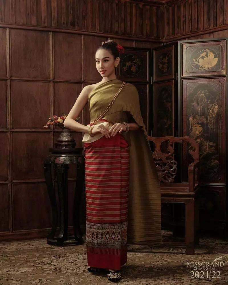 hêm một bộ ảnh trong trang phục truyền thống Thái Lan của Hoa hậu Thuỳ Tiên khi tham dự Miss Grand Chiang Mai.