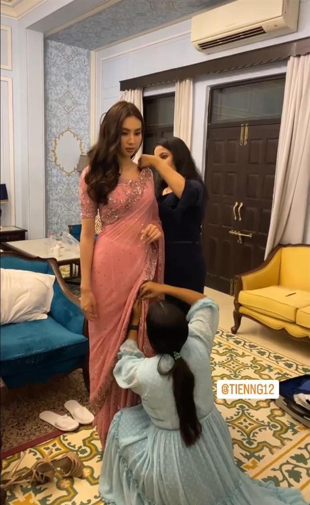 Mới đây, Thùy Tiên có dịp đặt chân đến Ấn Độ để tham dự Miss Grand India 2022, thuộc khuôn khổ Glamanand Supermodel India 2022. Tại đây, nàng Hậu khiến dân tình phát sốt khi xuất hiện với diện mạo chuẩn gái Ấn. Thùy Tiên được cho mặc trên người trang phục sari truyền thống của người Ấn Độ. Sari là một loại trang phục được yêu thích của phụ nữ nước này, có kích thước dao động từ 4-9m (cũng có khi dài tới 12 mét), quấn quanh cơ thể theo nhiều phong cách khác nhau.