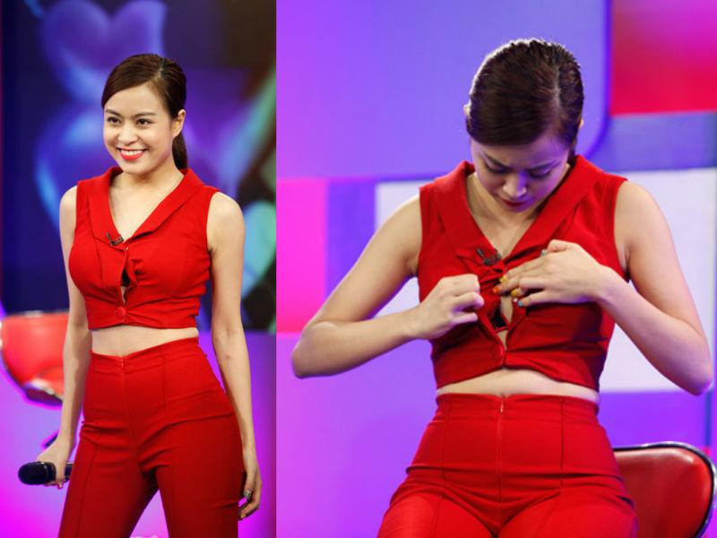 Trong một lần khác, Hoàng Thùy Linh cũng gặp phải sự cố lộ nội y vì bung cúc áo khi đang biểu diễn trên sóng truyền hình trực tiếp.