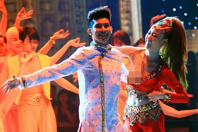 Năm 2013, Ngân Khánh gặp sự cố về trang phục ê chề ngay trên sân khấu Bước Nhảy Hoàn Vũ. Do mải mê phiêu theo những động tác sôi động, nữ diễn viên vô tình bị tuột áo để lộ cả phần ngực bên phải trước khán giả xem truyền hình trực tiếp.