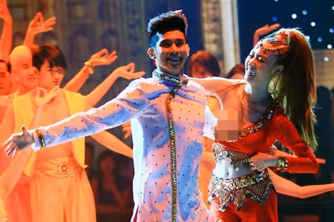 Năm 2013, Ngân Khánh gặp sự cố về trang phục ê chề ngay trên sân khấu Bước Nhảy Hoàn Vũ. Do mải mê phiêu theo những động tác sôi động, nữ diễn viên vô tình bị tuột áo để lộ cả phần ngực bên phải trước khán giả xem truyền hình trực tiếp.