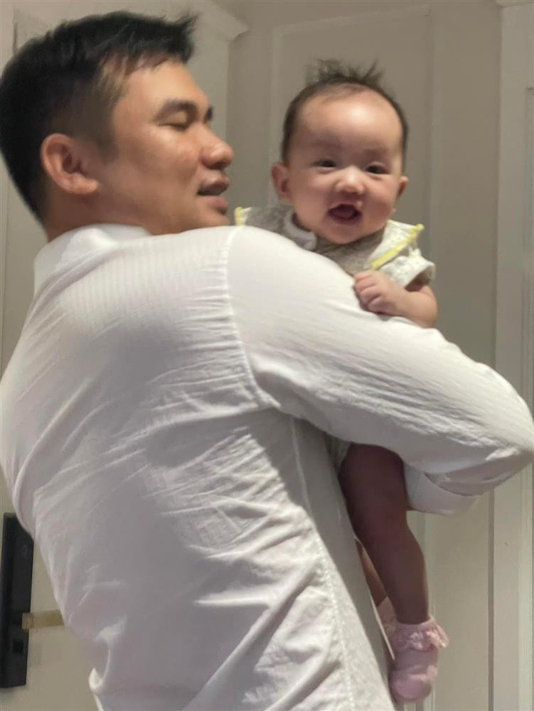 ô bé rất quấn bố.