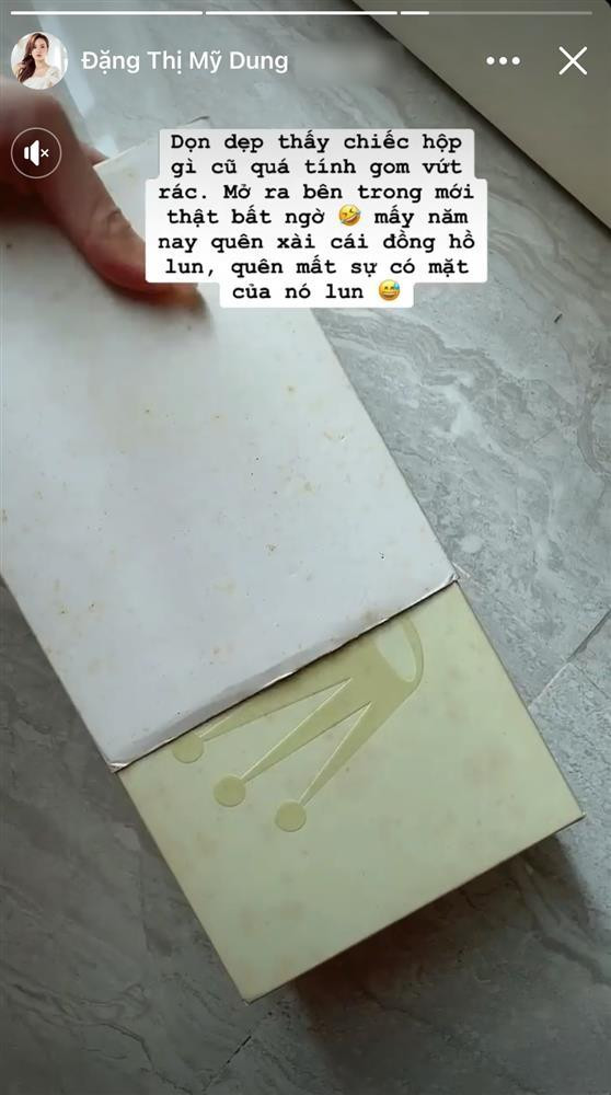 Thành công ở đa lĩnh vực từ hot girl, diễn viên, giảng viên, làm kinh tế.., Midu là minh chứng điển hình cho câu nói "bên ngoài xinh đẹp bên trong nhiều tiền". Mới đây, trên trang cá nhân, người đẹp gốc Sài thành vừa có chia sẻ hài hước về việc suýt gom đi vứt chiếc đồng hồ Rolex trị giá lớn vì tưởng... rác. "Dọn dẹp thấy chiếc hộp gì cũ quá tính gom vứt rác. Mở ra bên trong mới thật bất ngờ. Mấy năm nay quên xài cái đồng hồ luôn, quên mất sự có mặt của nó luôn", cô chia sẻ.