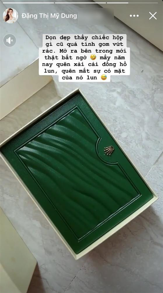 Chiếc hộp đồng hồ đã cũ, bám đầy bụi do quá lâu Midu không động tay đến. Phần hộp da sang trọng đựng đồng hồ vẫn được bảo quản kỹ lưỡng sau vài năm. Bài đăng của Midu nhanh chóng nhận được sự quan tâm của người hâm mộ. Bên cạnh sự ngưỡng mộ về độ giàu có, đa phần mọi người đều thở phào vì mỹ nhân 8X đã kịp thời nhận ra sự tồn tại của chiếc đồng hồ Rolex đắt đỏ.