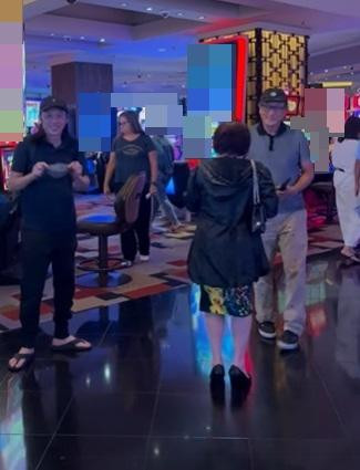 oài Linh chụp hình lưu niệm cùng người hâm mộ.