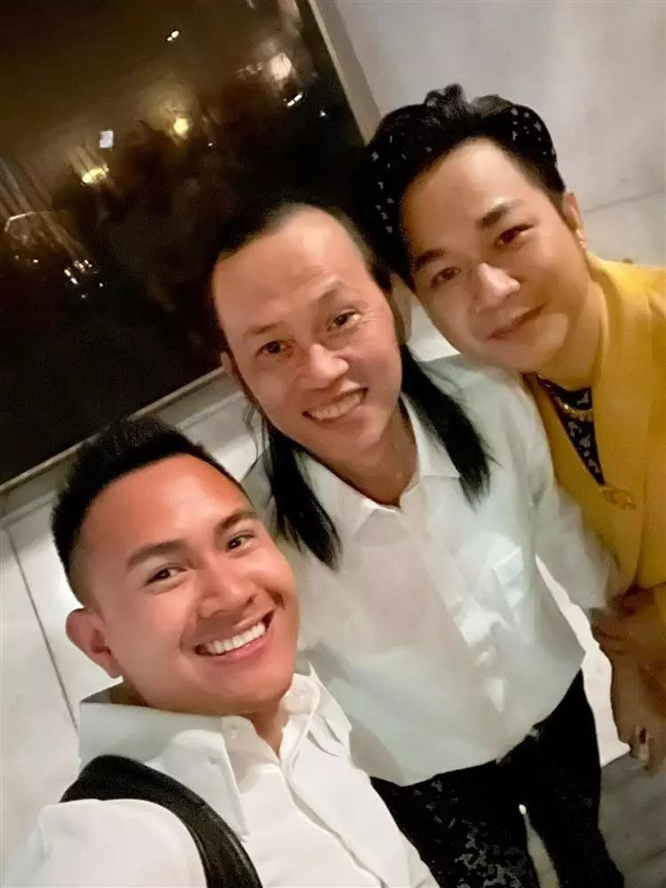 ần đây, danh hài xuất hiện với khuôn mặt nhiều nếp nhăn, mái tóc thưa thớt, già dặn hơn so với tuổi thực 53.