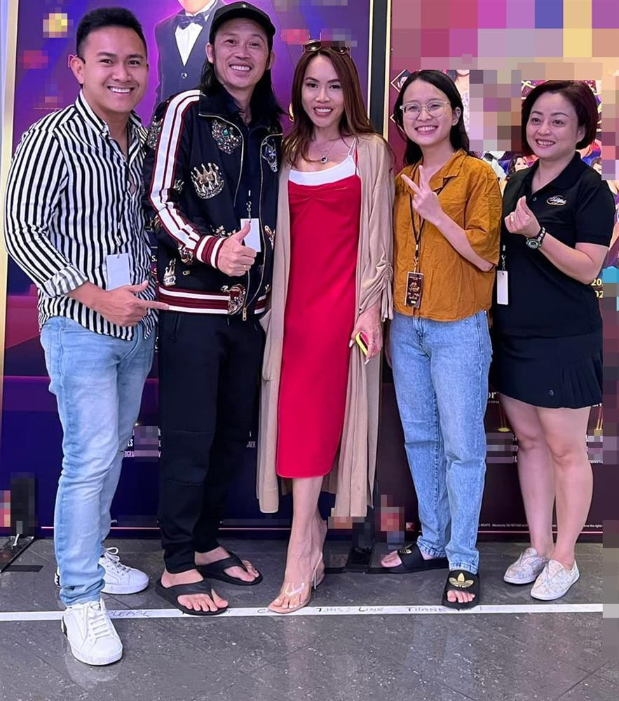 Mới đây, con trai Hoài Linh - Võ Lê Thành Vinh - đăng loạt ảnh thu hút sự quan tâm. Đó là khoảnh khắc anh bên bố đẻ tại Mỹ. Bên cạnh đó, Thành Vinh cho biết đây là lần đầu tiên danh hài xuất ngoại sang Mỹ sau đại dịch Covid-19. Những hình ảnh Thành Vinh chia sẻ ghi lại khoảnh khắc tiễn bố về Việt Nam sau 2 show diễn thành công. Con trai cũng bày tỏ sự vui mừng khi Hoài Linh được khán giả yêu thương. "Chuyến đi đầy ý nghĩa và sự trở lại của bố lần đầu sau dịch tại Mỹ. Thấy mọi người, khán giả thương bố nhiều hơn mà vui trong lòng. Chúc mừng bố, cô sáu Phương Trang và mọi người thành công rực rỡ 2 đêm show. Chào bố, chúc bố bay về Việt Nam bình an và nhiều sức khỏe", Thành Vinh gửi gắm.