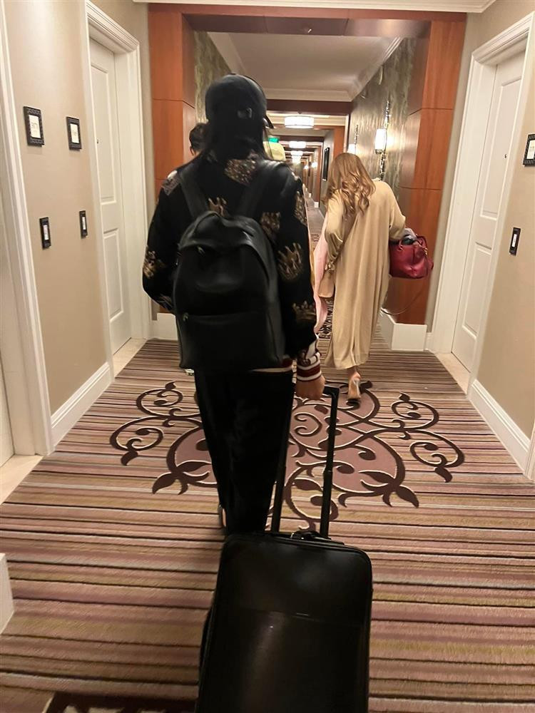 ình ảnh Hoài Linh trở lại Việt Nam sau chuyến lưu diễn tại Mỹ. Kể từ khi vướng ồn ào từ thiện và liên tiếp đón nhận tin buồn về gia đình, Hoài Linh ít khi lộ diện trước công chúng. Song khoảng thời gian gần đây, danh hài liên tục xuất hiện ở đám cưới đồng nghiệp, bắt đầu tham gia diễn kịch, đóng phim và biểu diễn hội chợ...