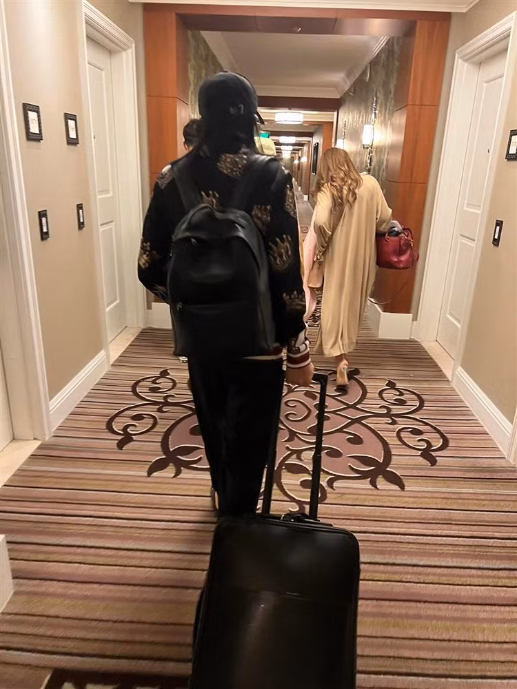 Hình ảnh Hoài Linh trở lại Việt Nam sau chuyến lưu diễn tại Mỹ. Kể từ khi vướng ồn ào từ thiện và liên tiếp đón nhận tin buồn về gia đình, Hoài Linh ít khi lộ diện trước công chúng. Song khoảng thời gian gần đây, danh hài liên tục xuất hiện ở đám cưới đồng nghiệp, bắt đầu tham gia diễn kịch, đóng phim và biểu diễn hội chợ...