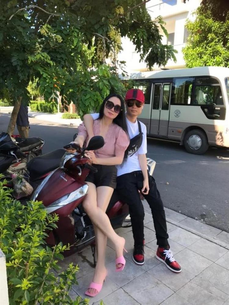 Trong hình, Gia Hiển lên đồ với style khỏe khoắn, năng động nhưng nhìn sang bà mẹ U50 còn choáng hơn. Ở độ tuổi 45, Quách Thu Phương vẫn sở hữu vóc dáng nuột nà, đặc biệt là đôi chân thon thả, trắng nõn nà như thiếu nữ. Sở hữu đôi chân lợi thế nên nữ diễn viên cũng khéo léo lựa chọn trang phục áo cổ ren phối quần short thêm hack dáng.