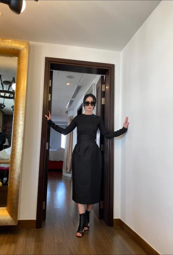 ##ss###style="text-decoration: underline;">Quách Thu Phương sành điệu khi diện cả cây đen.