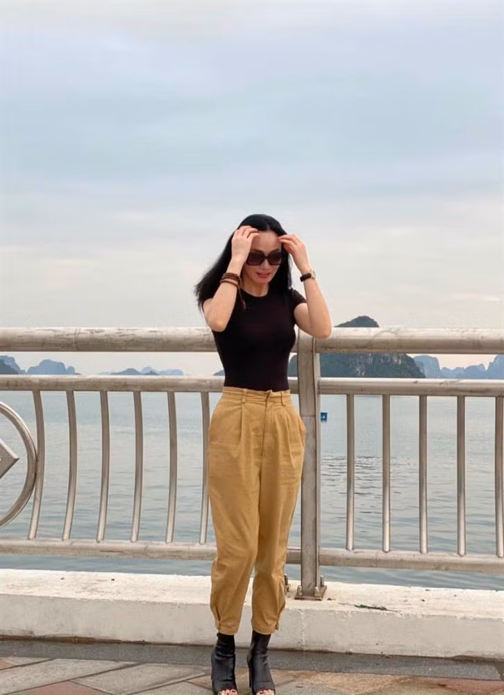 Cô cũng thường xuyên lên đồ hack tuổi.