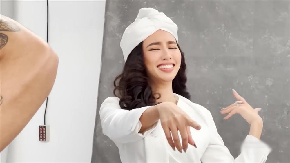 ang phải diễn thần thái lạnh lùng thì ê-kíp thi nhau chọc cười khiến Miss Grand International 2021 cũng phải bất lực.