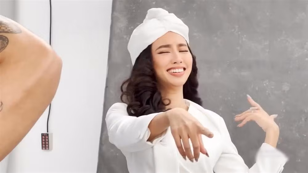 Đang phải diễn thần thái lạnh lùng thì ê-kíp thi nhau chọc cười khiến Miss Grand International 2021 cũng phải bất lực.