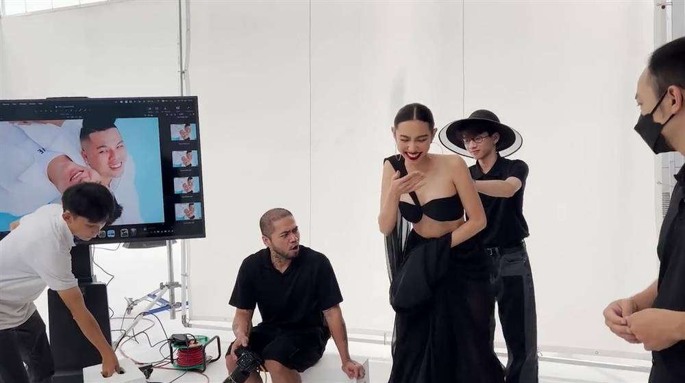 ghỉ ăn trưa một chút bị nhiếp ảnh gia chê bụng to, bắt hóp bụng lại cho bằng được.