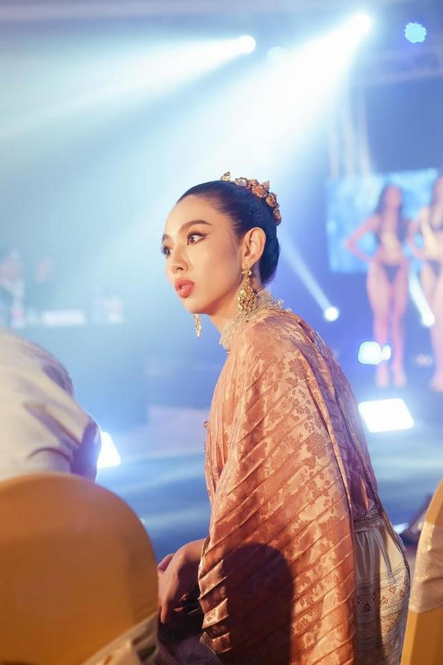 ốn nổi tiếng là một nàng hậu có tình cách hài hước, hóm hỉnh nên Thuỳ Tiên không hề ngại ngùng những khoảnh khắc tự nhiên hay thậm chí là bị chính ê-kíp của mình ''dìm hàng''.