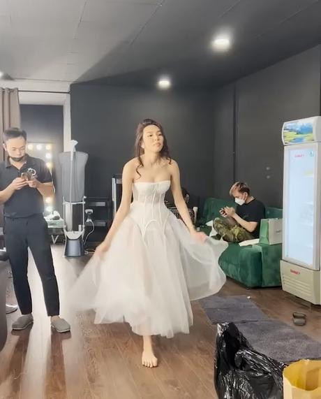 ỹ nhân 9X còn bị đội trang điểm và làm tóc bỏ rơi giữa chừng khi đang làm dở.