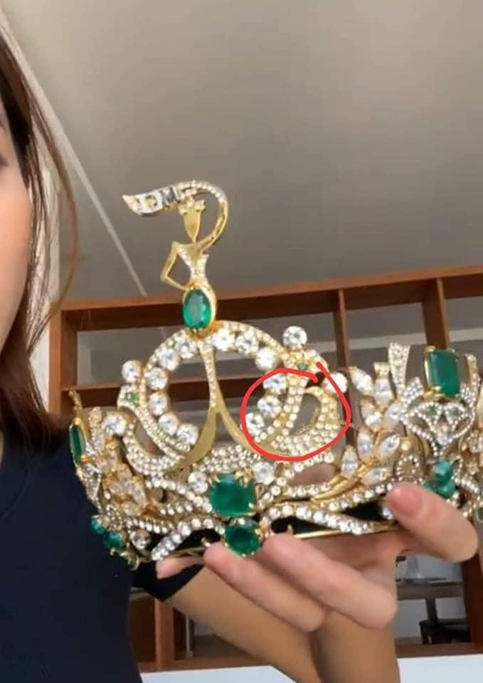 Trong thời gian thực hiện cách ly sau chuyến bay từ Thái Lan, Thùy Tiên từng khoe với fan cận cảnh chiếc vương miện trên sóng livestream. Không ít người tá hỏa khi chụp ảnh màn hình và thấy có một chỗ khuyết đá quý và cho rằng người đẹp Việt đã làm "rụng hột".