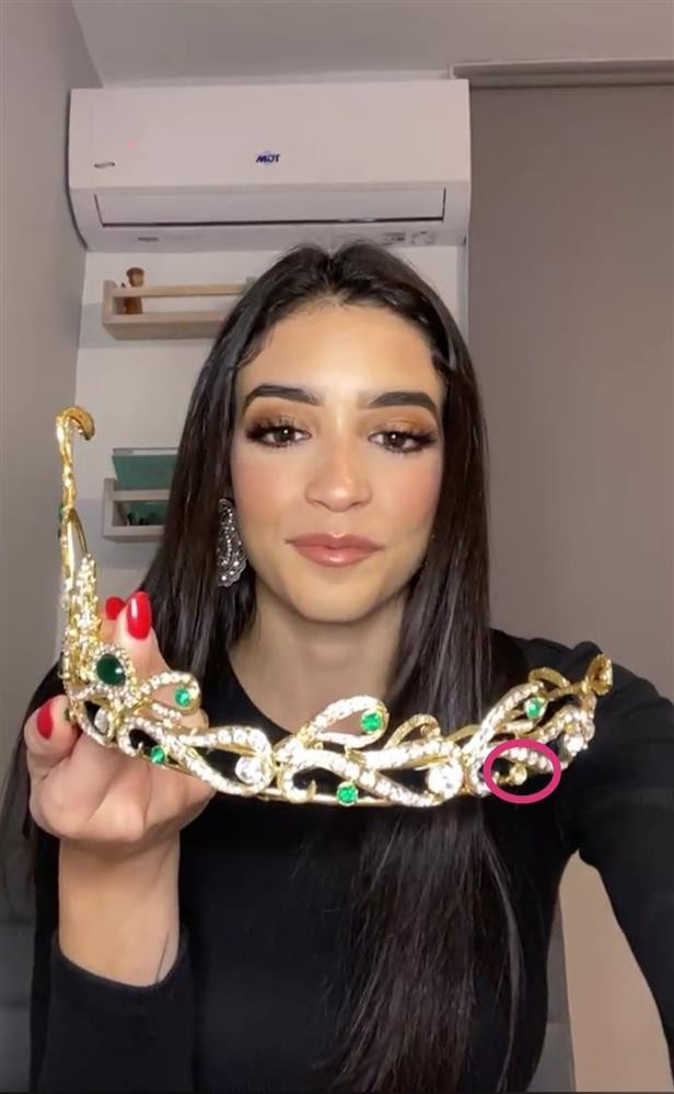 uy nhiên, Á hậu 3 Miss Grand International 2021 là người đẹp Puerto Rico - Vivianie Diaz-Arroyo lại làm rụng mất một viên đá quý màu xanh trên vương miện á hậu thật.