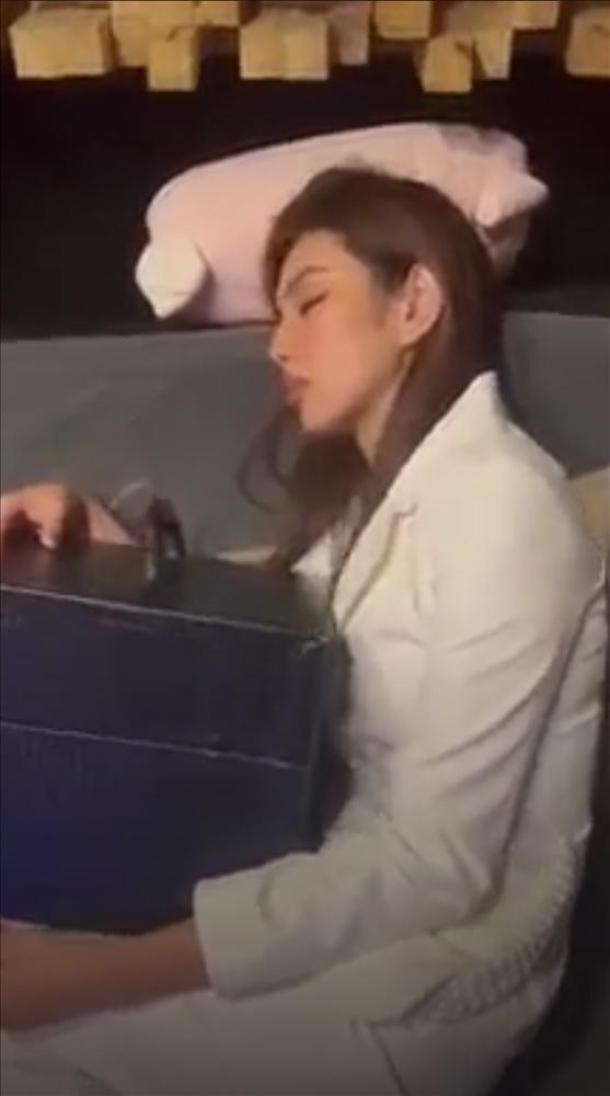 gay cả khi nghỉ ngơi, Miss Grand International 2021 cũng ôm khư khư chiếc hộp vương miện thấy thương thế này cơ mà!