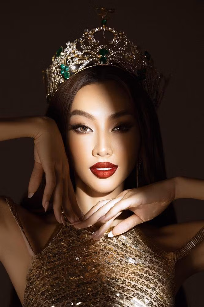 Hoa hậu 9X khoe visual sắc sảo. Chiếc vương miện quyền lực khiến cô càng trở nên ấn tượng. Mặc chung thiết kế, hình ảnh của Khả Ngân và Thùy Tiên nhanh chóng được cư dân mạng đặt lên "bàn cân" so sánh.