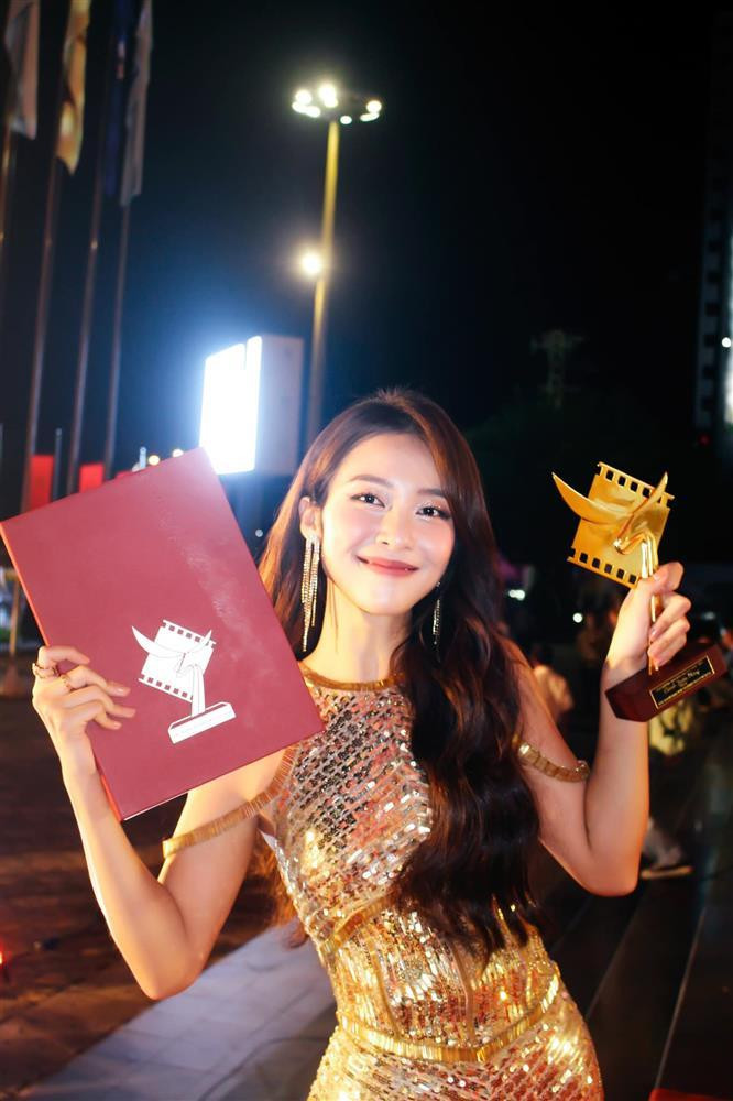 hả Ngân với visual xinh đẹp, khoe giải thưởng mới có được trong sự nghiệp.