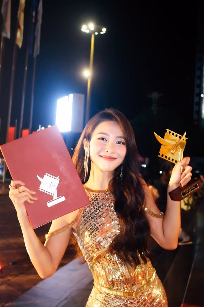 Khả Ngân với visual xinh đẹp, khoe giải thưởng mới có được trong sự nghiệp.