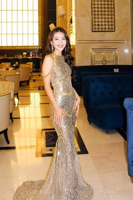 Tại sự kiện này, nữ diễn viên diện chiếc đầm đuôi cá gợi cảm, màu sắc ánh kim sang trọng, bắt mắt.
