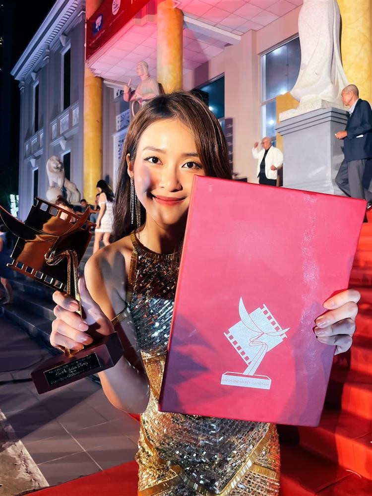 Tối 13/9, Khả Ngân tham dự Lễ trao giải Cánh Diều Vàng 2021 tại TP. Nha Trang, Khánh Hòa. Tại đây, cô được vinh danh ở hạng mục "Nữ diễn viên phim truyền hình xuất sắc".