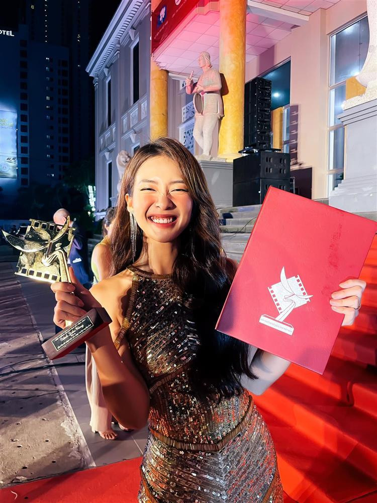 Ngoài thành tích, vẻ ngoài của Khả Ngân trong lần xuất hiện này cũng thu hút không ít sự chú ý. Người đẹp diện chiếc đầm ôm sát body, khoe đường cong gợi cảm.