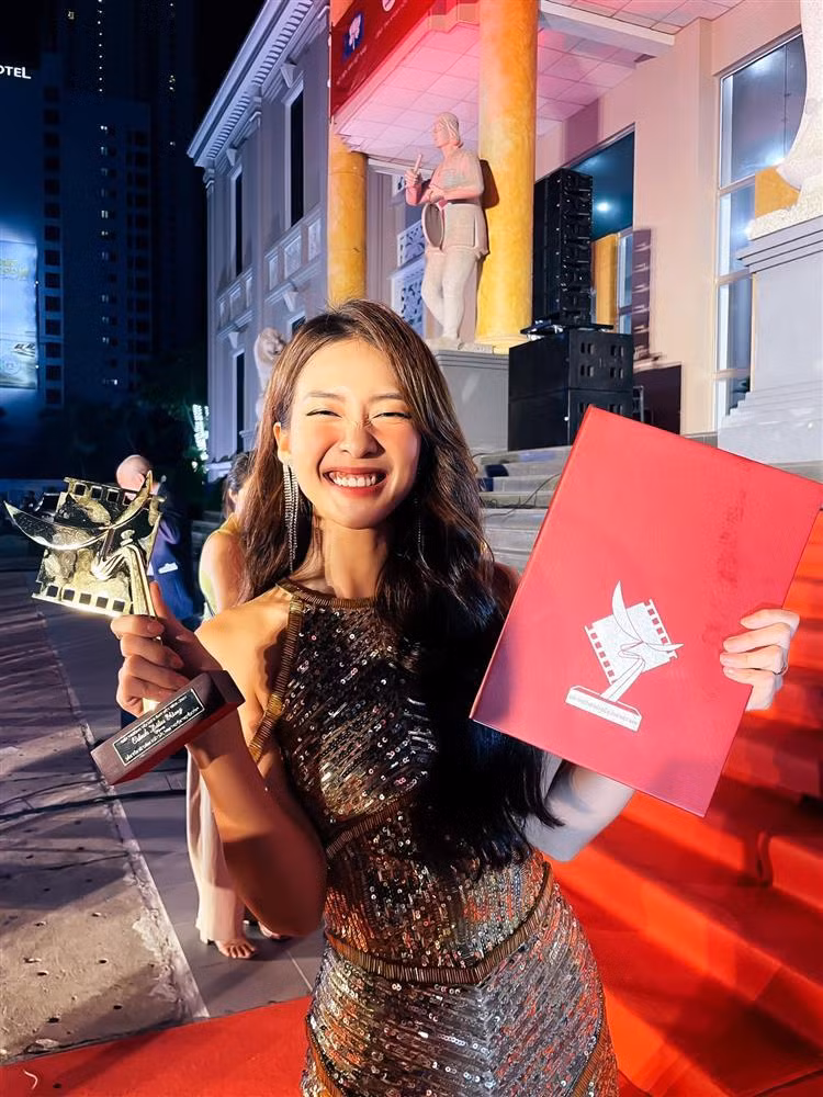 Ngoài thành tích, vẻ ngoài của Khả Ngân trong lần xuất hiện này cũng thu hút không ít sự chú ý. Người đẹp diện chiếc đầm ôm sát body, khoe đường cong gợi cảm.