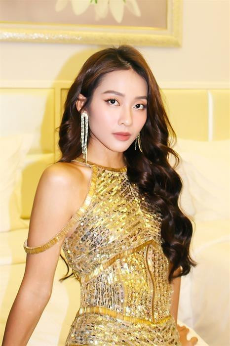 ầm cổ yếm giúp nữ diễn viên khoe vai trần thon thả.