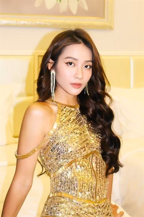 Đầm cổ yếm giúp nữ diễn viên khoe vai trần thon thả.