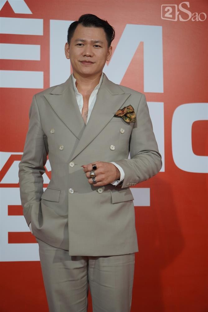 TK Hoàng Minh Hà lịch lãm với vest gam màu trung tính.