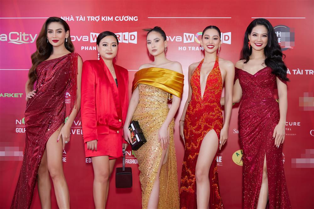 hi đứng cạnh những đàn em như Võ Hoàng Yến, Khánh Ngân, Trần Tiểu Vy, vẻ đẹp của hoa hậu Trần Thị Quỳnh không hề bị lu mờ.