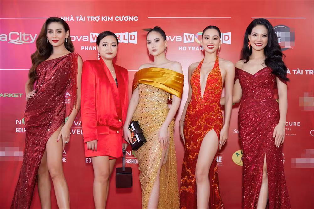 Khi đứng cạnh những đàn em như Võ Hoàng Yến, Khánh Ngân, Trần Tiểu Vy, vẻ đẹp của hoa hậu Trần Thị Quỳnh không hề bị lu mờ.