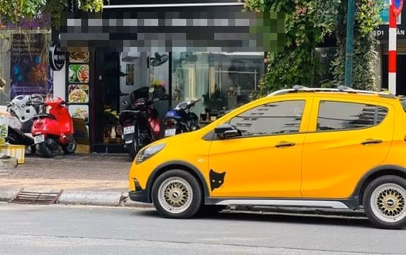 Ngày thường sử dụng xe máy làm phương tiện nhưng nay vợ Hồng Đăng lại lái hẳn xế hộp để đi làm