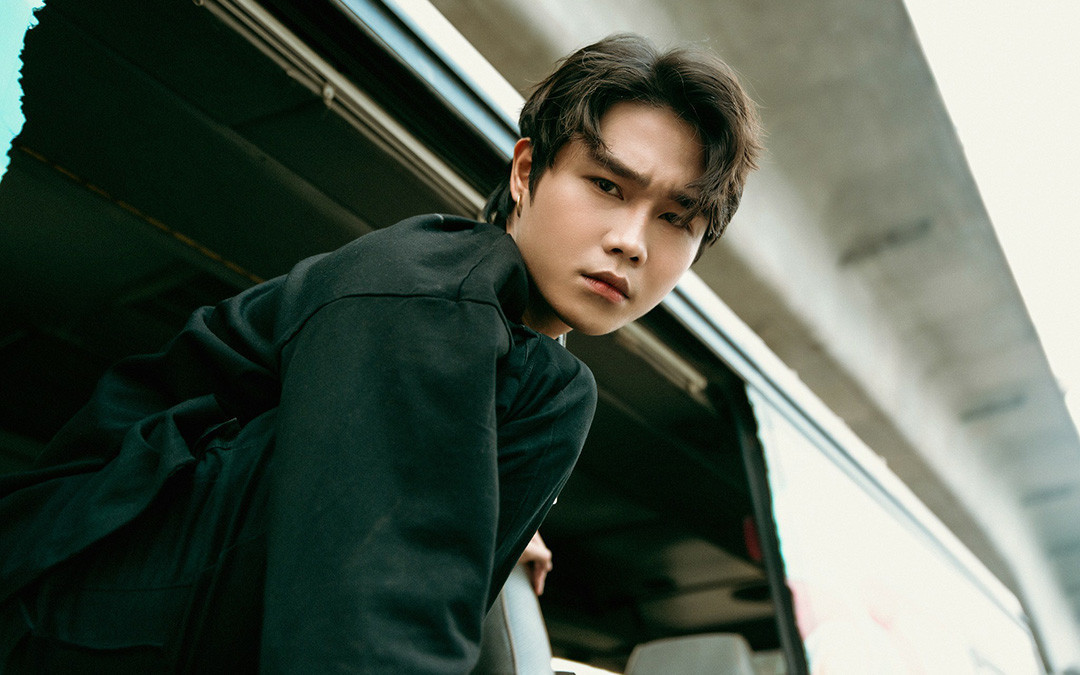 Uyen Linh hat “Ben tren tang lau” khong xin phep bi phan ung