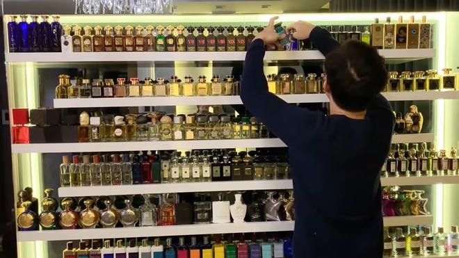 Trấn Thành nhiều lần khiến dân tình trầm trồ vì khối tài sản khủng. Riêng nước hoa chính là niềm "đam mê" bất tận, ông xã Trấn Thành đã từng hé lộ bộ sưu tập xịn sò 224 chai tại nhà khiến dân tình không khỏi lác mắt.