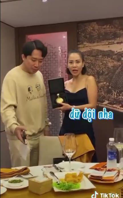 Bản thân Thu Minh cũng không khỏi vui mừng và bất ngờ, nữ ca sĩ đã phải thốt lên: "Kinh khủng nha, dữ dội nha".