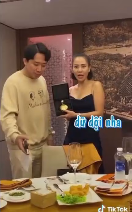 Bản thân Thu Minh cũng không khỏi vui mừng và bất ngờ, nữ ca sĩ đã phải thốt lên: "Kinh khủng nha, dữ dội nha".