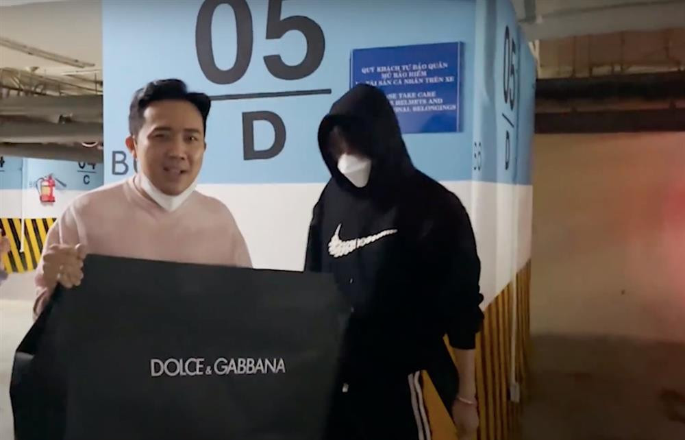 MC Trấn Thành và Hari Won chi gần 2000 USD tặng quà sinh nhật muộn là giày hiệu cho Tuấn Trần.