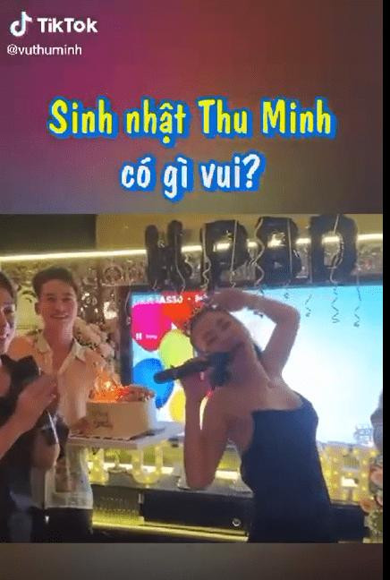Mới đây, Thu Minh đã đăng tải một đoạn clip ghi lại buổi tiệc sinh nhật nữ ca sĩ. Đáng chú ý nhất chính là khoảnh khắc cô hí hửng "khui" món quà được Trấn Thành tặng.