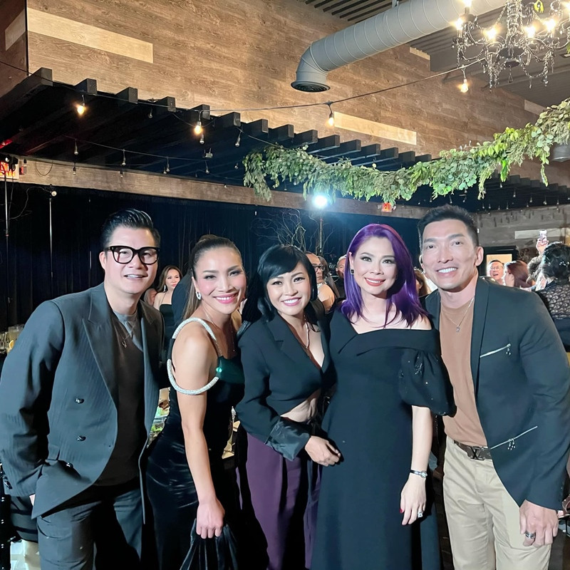 Ca sĩ Phương Thanh không giấu được sự háo hức khi có lịch diễn ở Mỹ và dự tiệc cưới của 2 người bạn thân thiết và gặp lại các đồng nghiệp đang sống ở Mỹ như Hồng Ngọc, Thanh Thảo, Quang Dũng. Chị quyết định mặc đồ thật gợi cảm với chiếc áo cách điệu hở bụng và trêu nhạc sĩ Phương Uyên đã bỏ lỡ "Chuột Chanh" (Chanh là tên thân mật của Phương Thanh - PV). Chị chia sẻ là người giật được bó hoa của cô dâu nhưng sau đó bị một người khác giật lại, và tuyên bố không chịu "kiếp chung chồng".