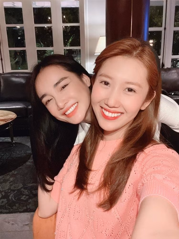 Dù có sự hỗ trợ từ phần mềm chụp ảnh, nữ diễn viên vẫn để lộ những vết chân chim ở đuôi mắt.