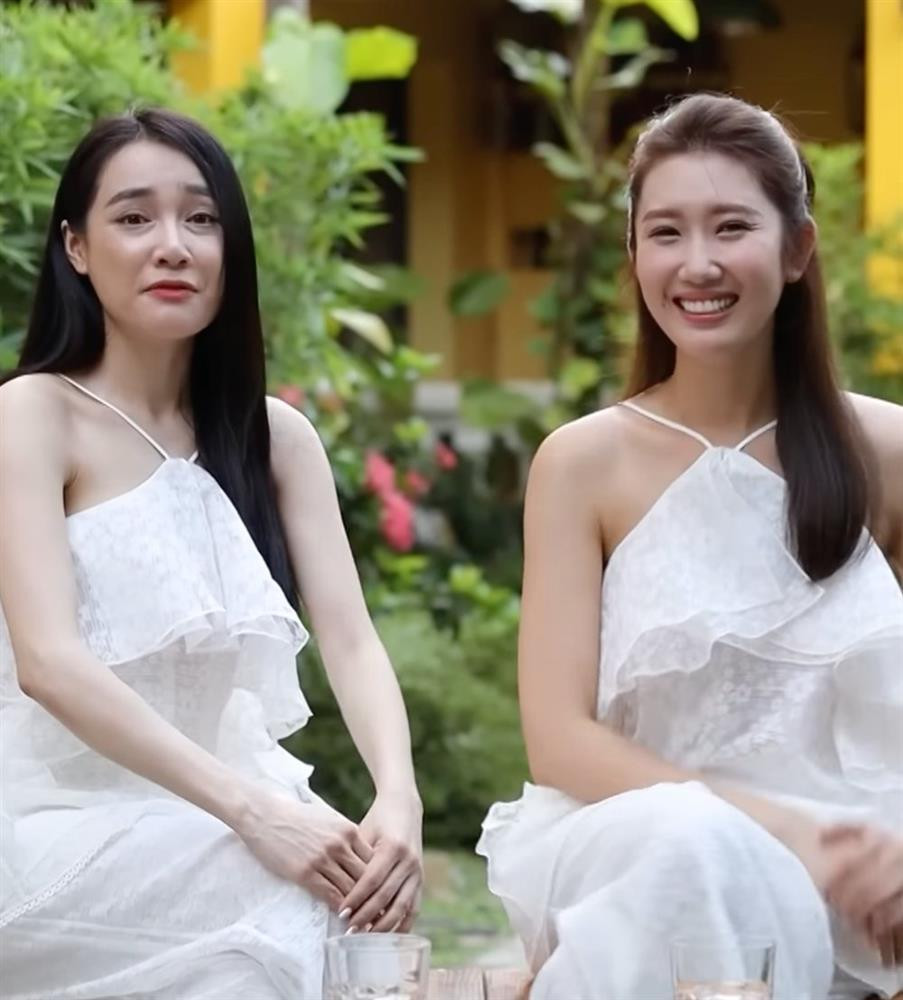 ụ thể, Nhã Phương và Thúy Ngân trở thành khách mời tiếp theo của chương trình thực tế "2 Ngày 1 Đêm". Trước khi bước vào cuộc chơi, bộ đôi mỹ nhân đã có buổi trả lời phỏng vấn ngắn cùng BTC.