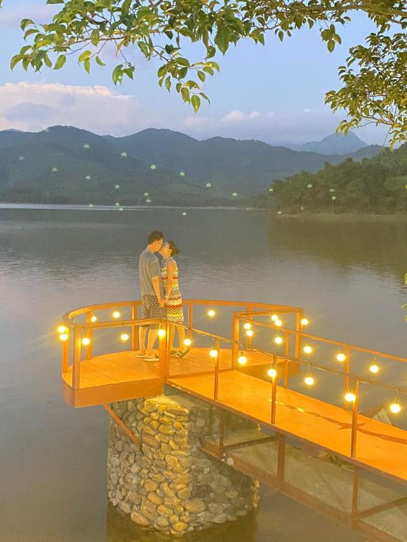 Mới đây, Diệu Thúy đăng ảnh mới hé lộ đã có bạn trai mới: "Ơ, động đất à? Không phải mà là động lòng". Bên dưới, vợ cũ Hiệp Gà cho biết hiện tại cô đang rất hạnh phúc.