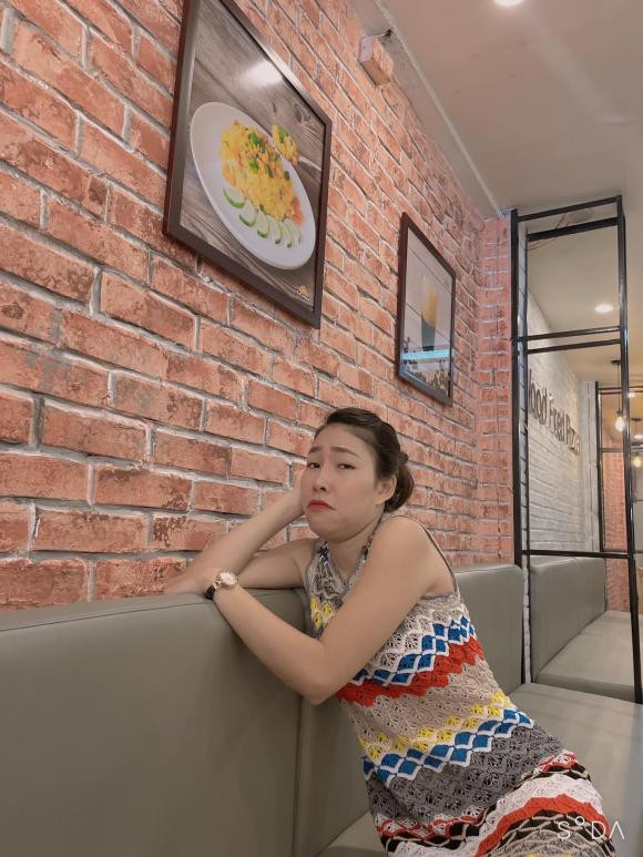 Hiện tại, cô chủ yếu bán hàng online.